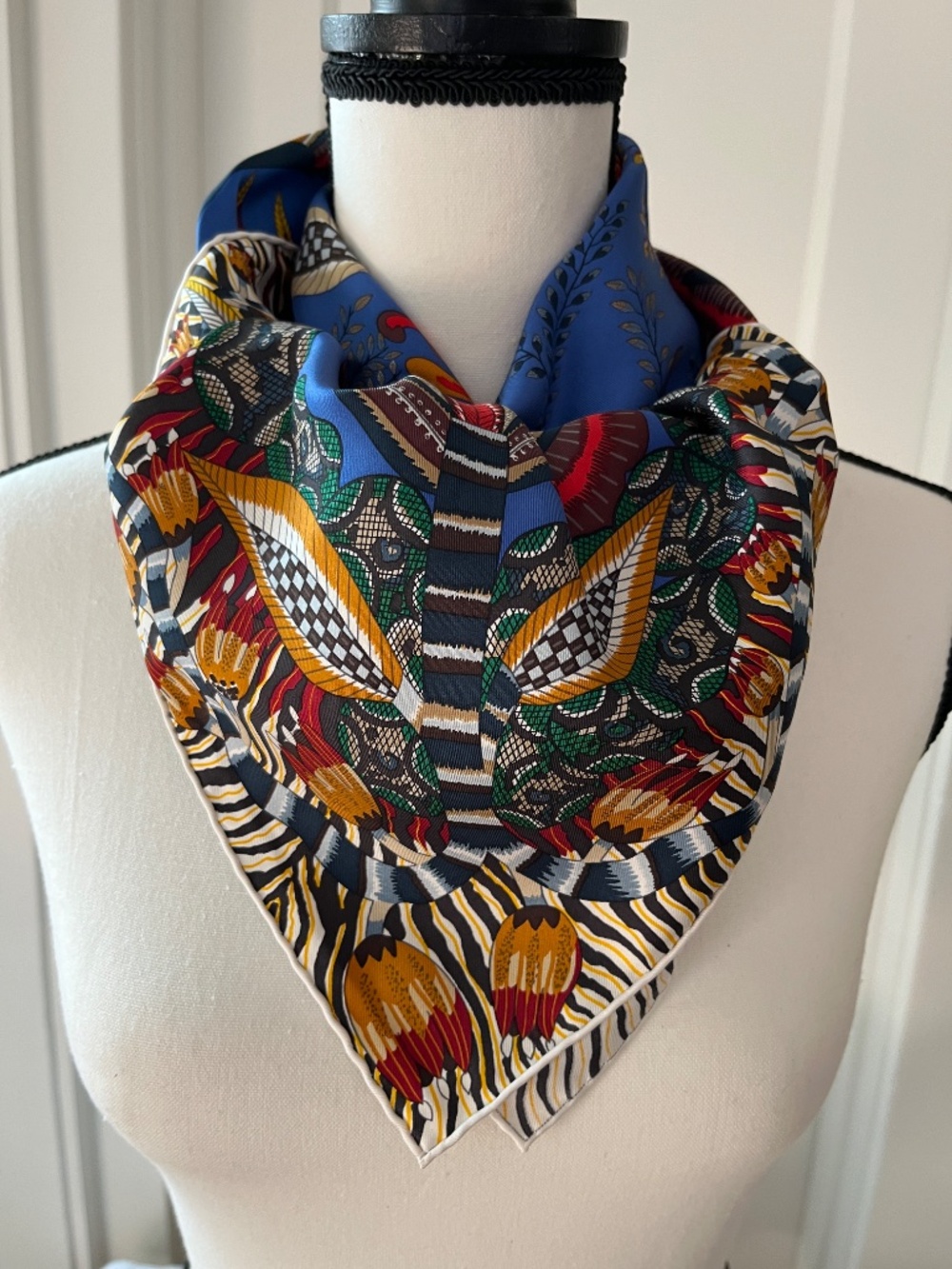Excellent condition Hermes "Flowers of South Africa" 90cm 100% Silk Scarf CW13